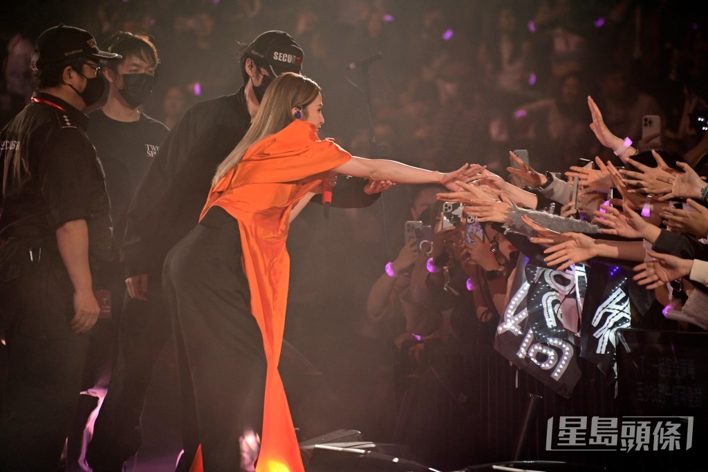 蔡卓妍同鍾欣潼邊唱邊跟粉絲握手。