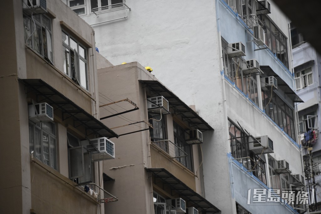 至下午3時05分,男事主由消防拉回安全位置。楊偉亨攝 至下午3時05分,男事主由消防拉回安全位置。楊偉亨攝