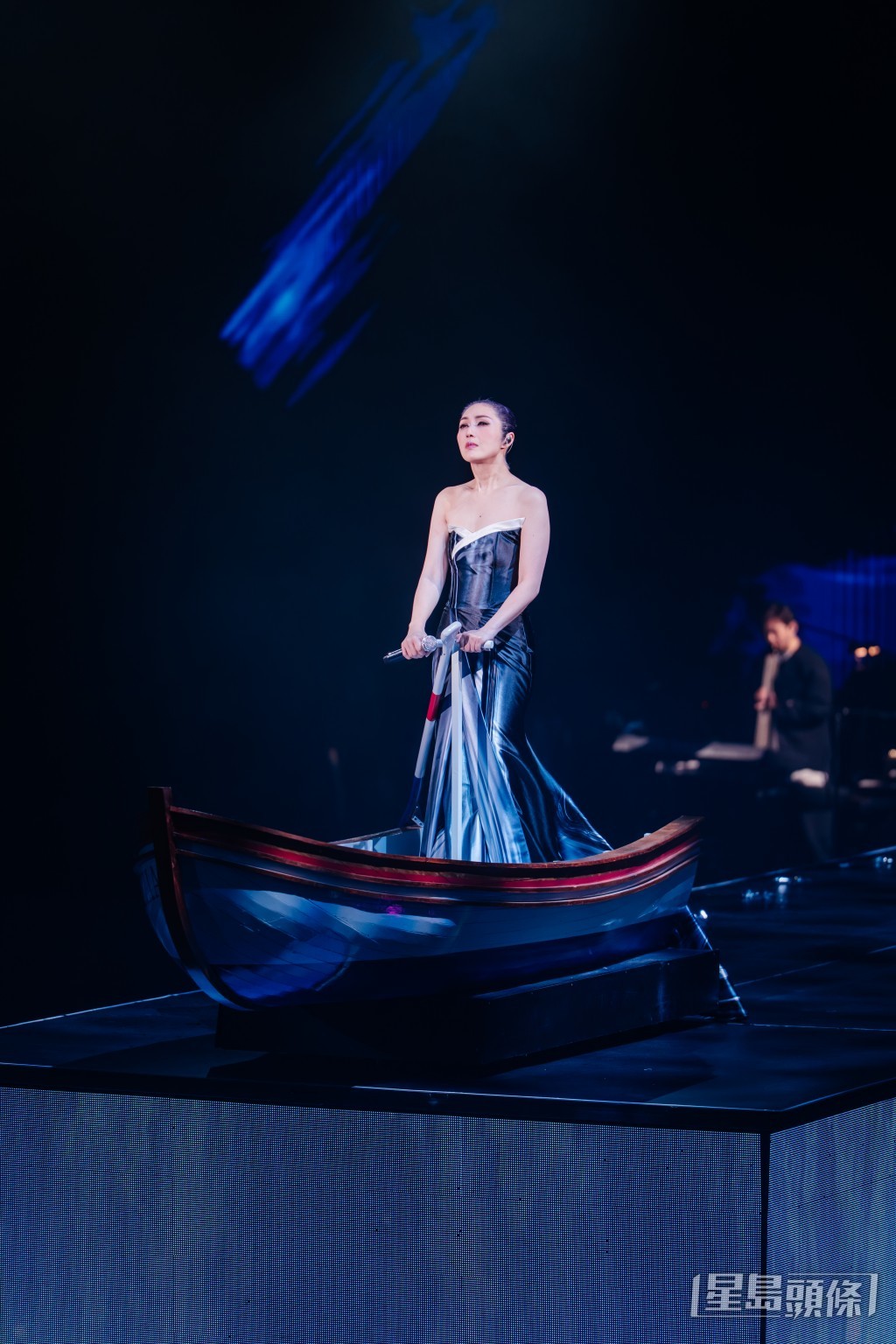 載著楊千嬅緩緩駛向主舞台的渡船,昨晚因信號接收問題意外停止。 載著楊千嬅緩緩駛向主舞台的渡船,昨晚因信號接收問題意外停止。