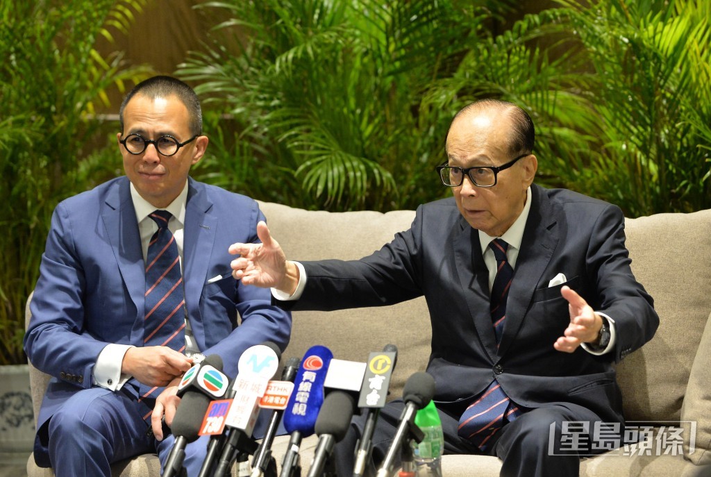 長江集團旗下公司、資深顧問李嘉誠(右)、主席李澤鉅(左)及董事局仝人今日(9日)發出聲明表示深切哀悼。資料圖片 長江集團旗下公司、資深顧問李嘉誠(右)、主席李澤鉅(左)及董事局仝人今日(9日)發出聲明表示深切哀悼。資料圖片