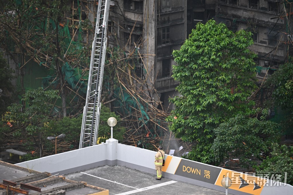 今晨宏福苑五級火仍未救熄。蘇正謙攝