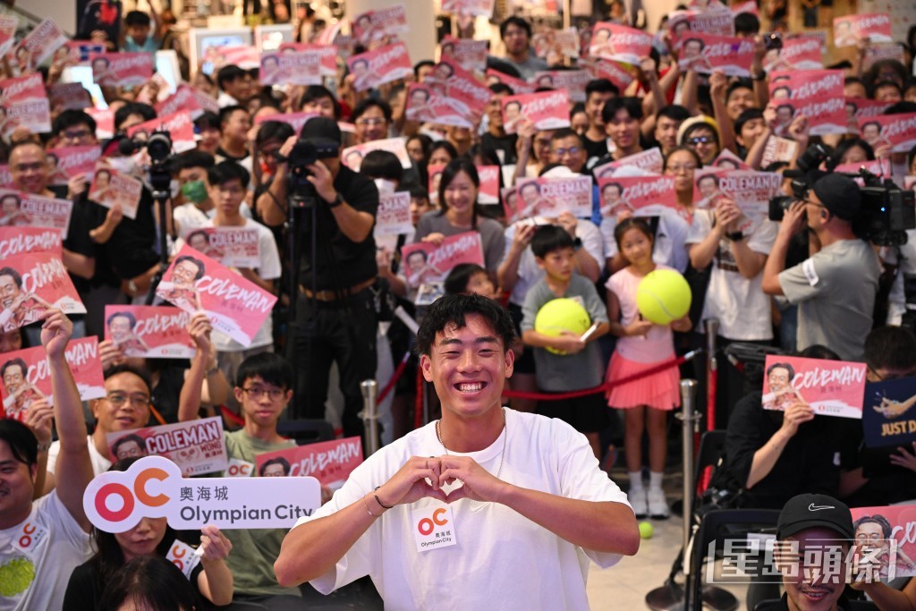 黃澤林與現場觀眾親切互動,包括擊掌、接受打氣祝福及與粉絲合影留念等,現場歡呼聲不斷,氣氛熱鬧。 黃澤林與現場觀眾親切互動,包括擊掌、接受打氣祝福及與粉絲合影留念等,現場歡呼聲不斷,氣氛熱鬧。