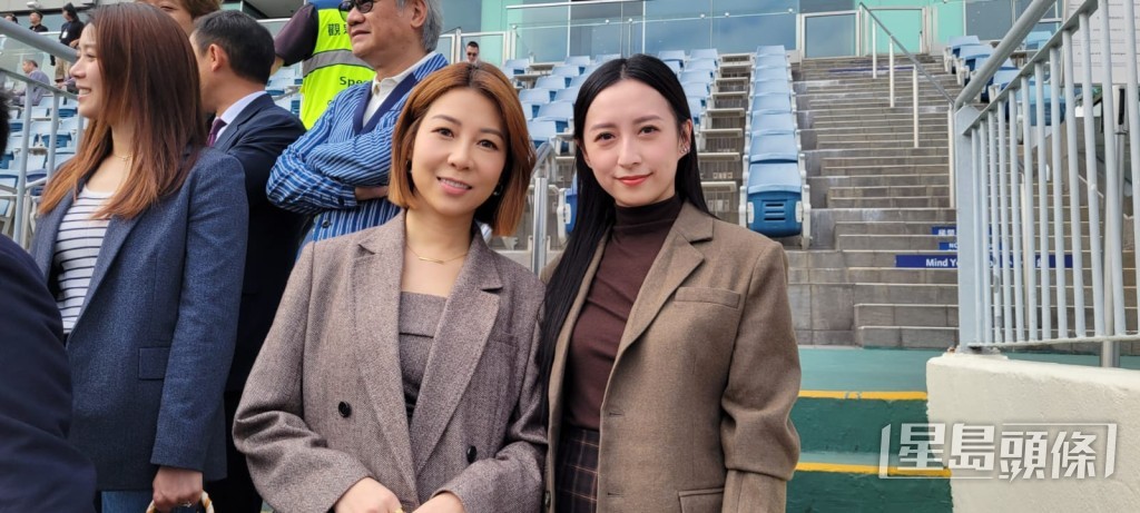 「飞云」马主冯柏基太太黄婉曼(左)与「视后」好友龚嘉欣在场打气,结果此马顺利抡元。 「飞云」马主冯柏基太太黄婉曼(左)与「视后」好友龚嘉欣在场打气,结果此马顺利抡元。