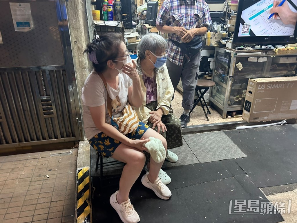多名居民疏散至樓下暫避。 多名居民疏散至樓下暫避。