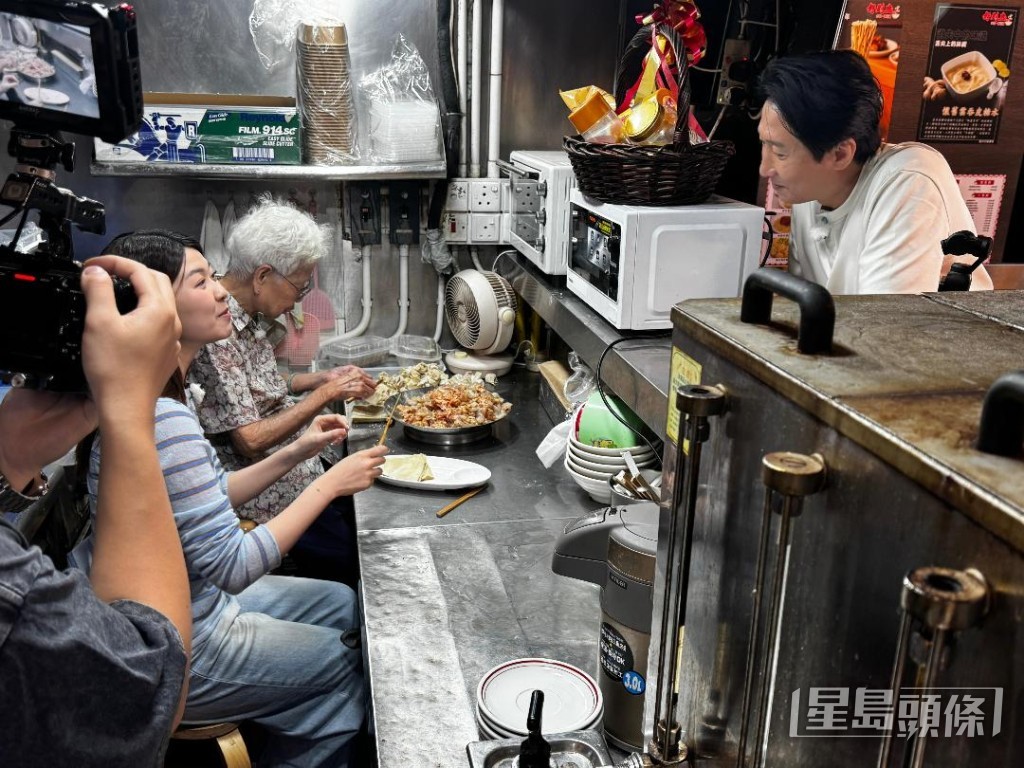 洪天明與劉沛蘅以主持身份到元朗為HOYTV拍攝節目《嫲嫲飯飯》。