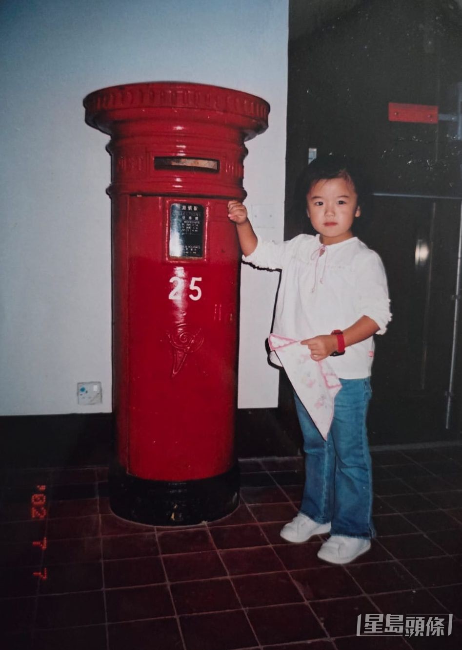 博物馆展厅焕然一新，但女儿在红色邮筒旁边留影的画面，仍烙印吴贵龙脑海。 受访者提供