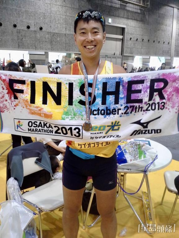支明远爱到世界各地参加马拉松赛，图为他在大阪马拉松赛事的终点留影。 受访者提供