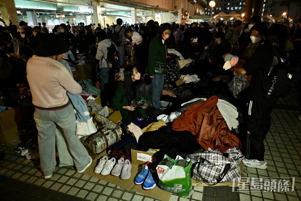入夜續有市民提供物資支援。
