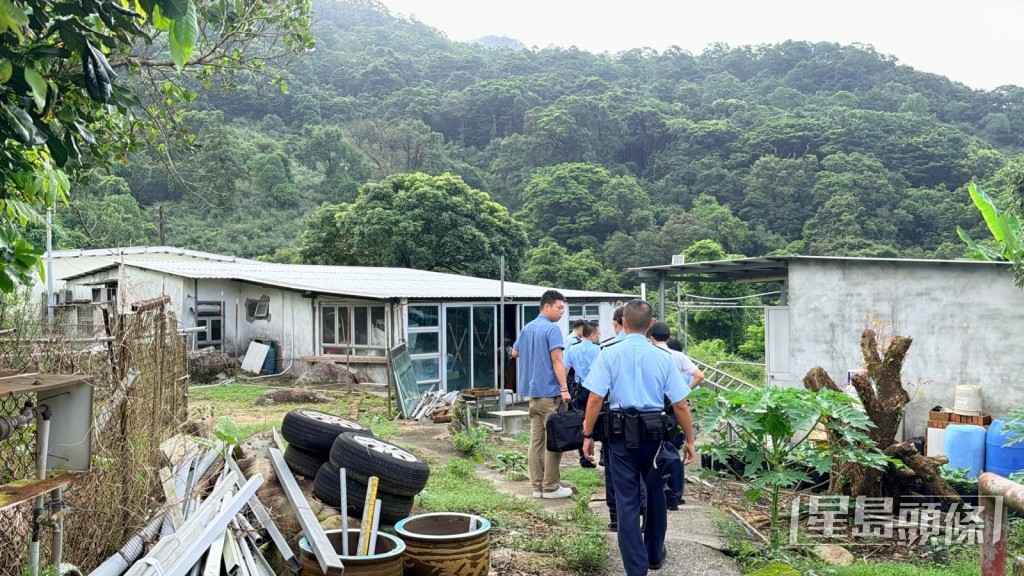 27歲青年在村屋內燒炭自殺亡。梁國峰攝 27歲青年在村屋內燒炭自殺亡。梁國峰攝