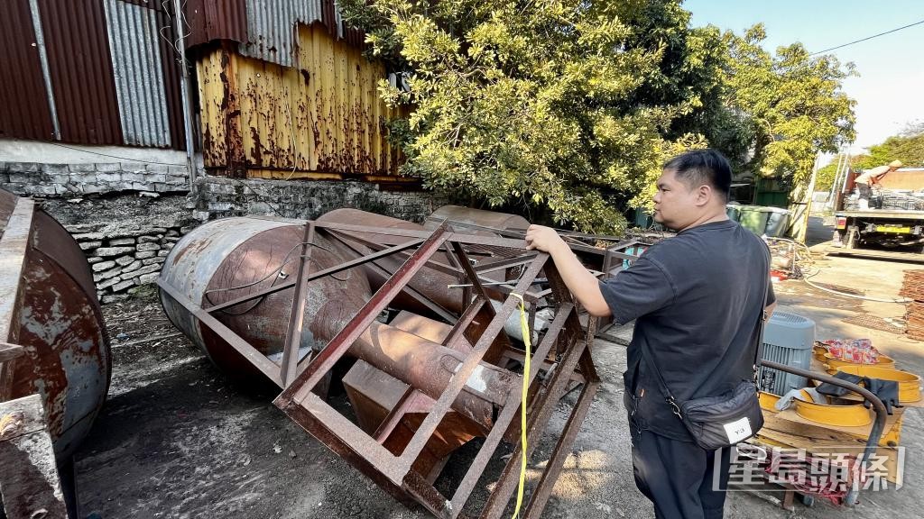 近日黃碩鋒拆卸及覓地存放養豬場內多部溝料機。 近日黃碩鋒拆卸及覓地存放養豬場內多部溝料機。
