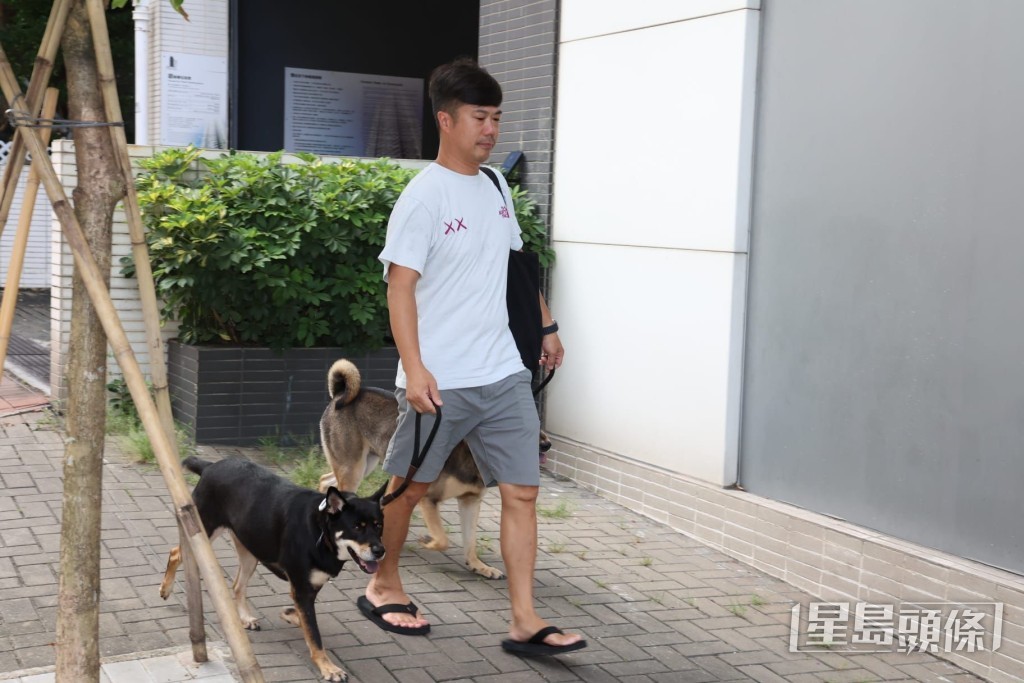 當見到記者追訪，即耍手示意不受訪。