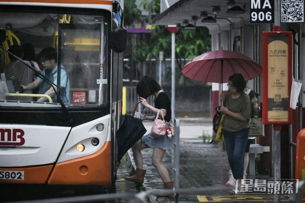 今早黑雨中環情況。汪旭峰攝 今早黑雨中環情況。汪旭峰攝
