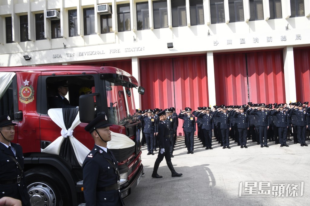 靈車進入沙田消防局。楊偉亨攝
