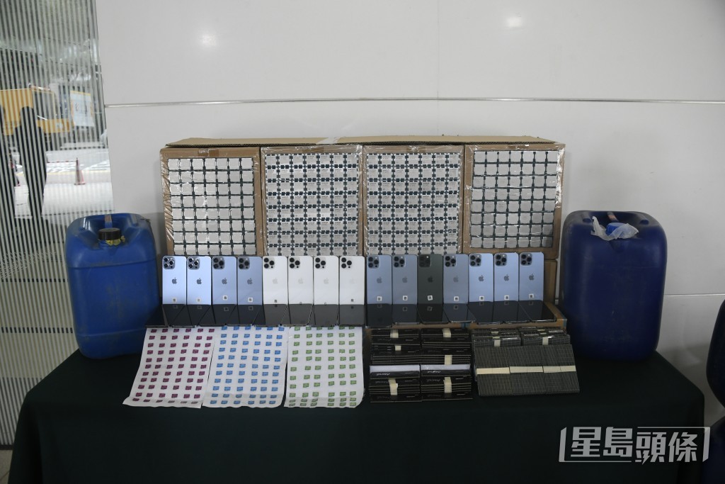 行動中檢獲大批電子零件及產品。楊偉亨攝