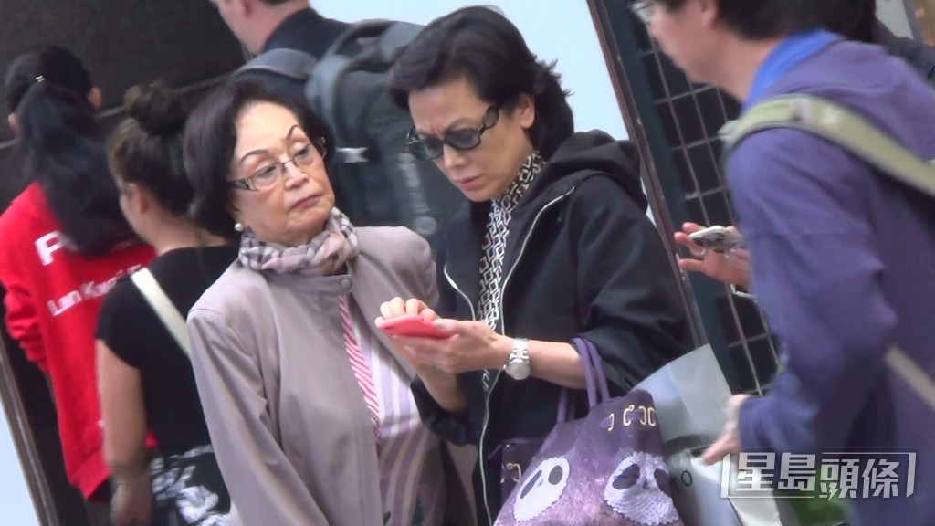 据悉张艾嘉（右）的妈妈魏淑娟（左）是60年代的社交名媛。