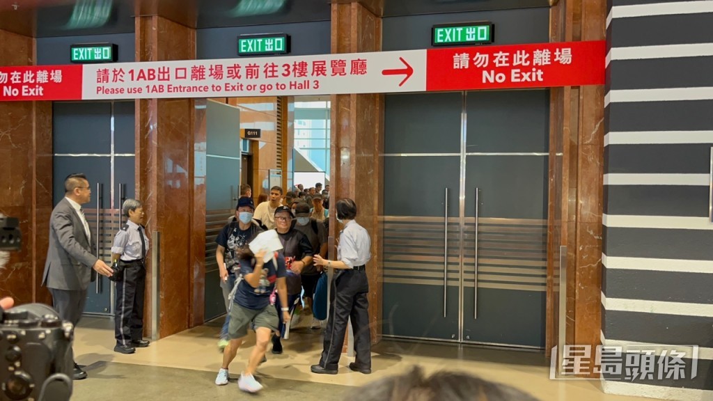 甫開門，市民即跑入場。