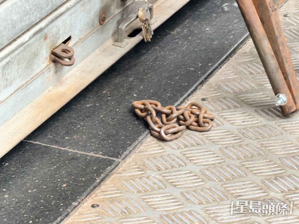 閘門鐵鏈被剪斷。梁國峰攝