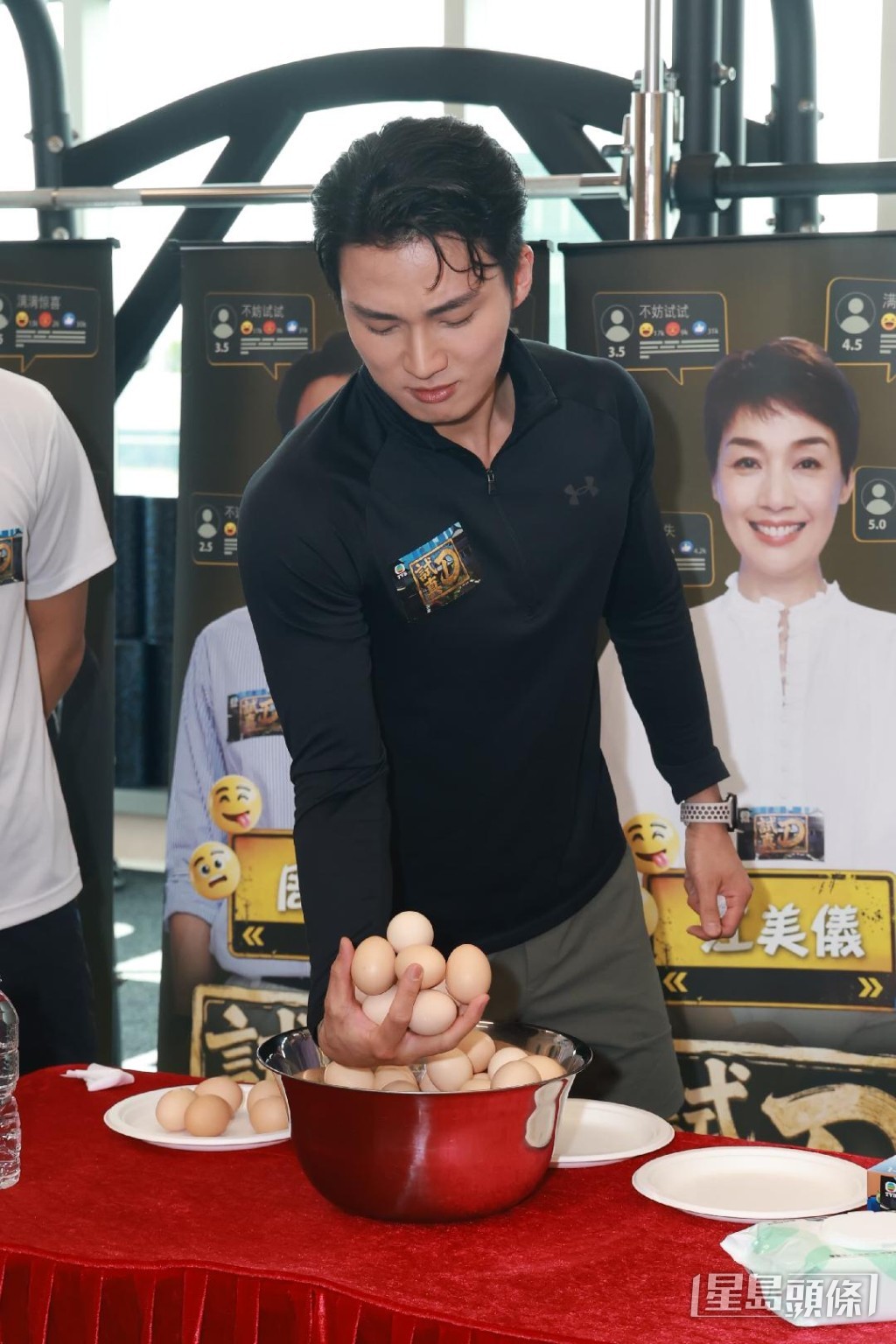 周嘉洛示範單身撈雞蛋。