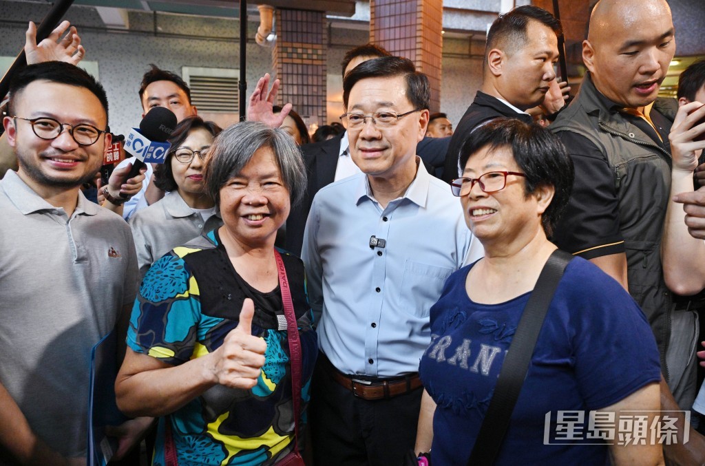 行政長官李家超落區深水埗。 行政長官李家超落區深水埗。