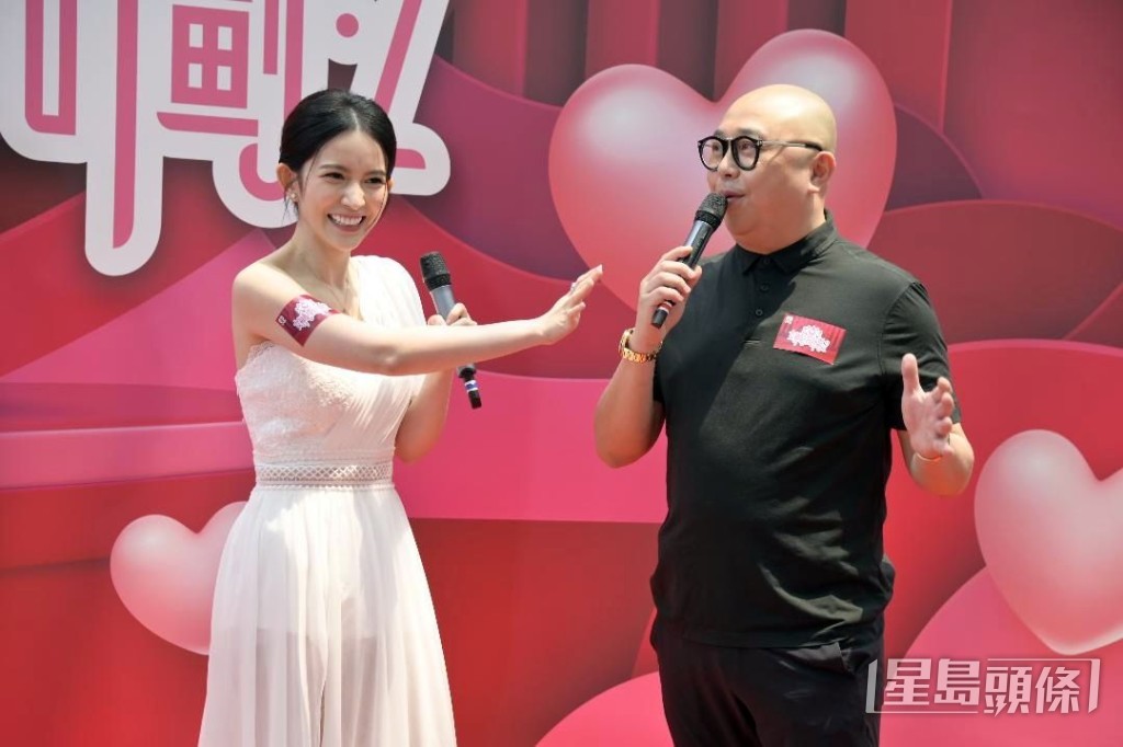 陳若思和媒人Bob台上互動。