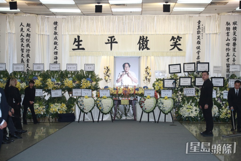 中間擺放林超榮生前一張打煲呔的遺照，靈堂上方掛上「笑傲平生」橫匾。