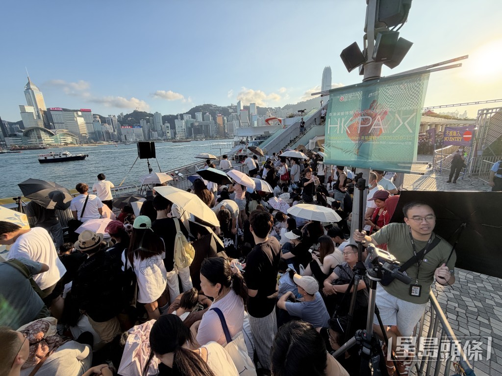 國慶煙花匯演將於今日（10月1日）晚上8時在維多利亞海港上空舉行。蘇正謙攝