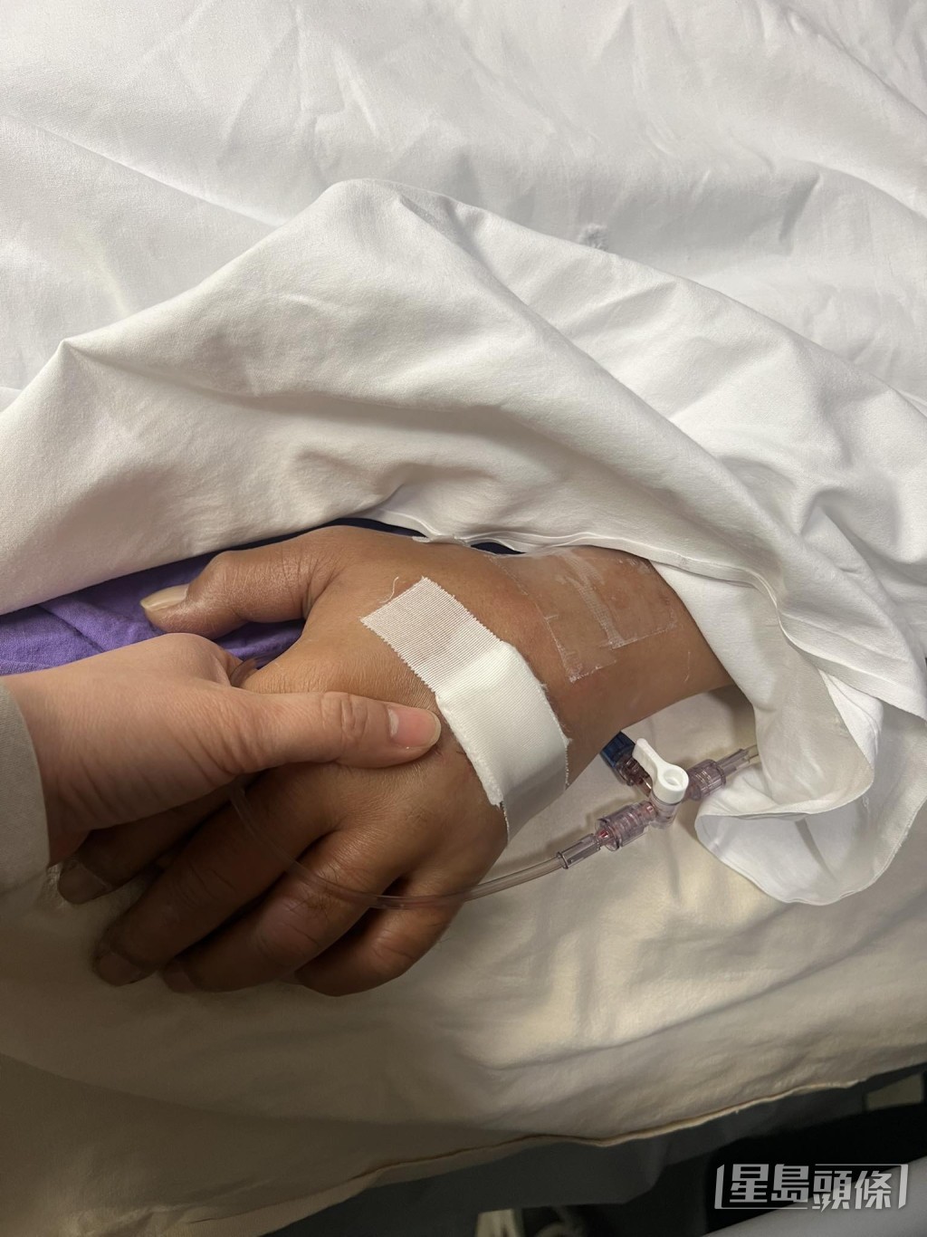 游飈在醫院彌留時,太太曾在社交網發文:「我的巨人倒下了,世界崩潰了,求你再為我和游菜B努力一下好嗎?」 游飈在醫院彌留時,太太曾在社交網發文:「我的巨人倒下了,世界崩潰了,求你再為我和游菜B努力一下好嗎?」