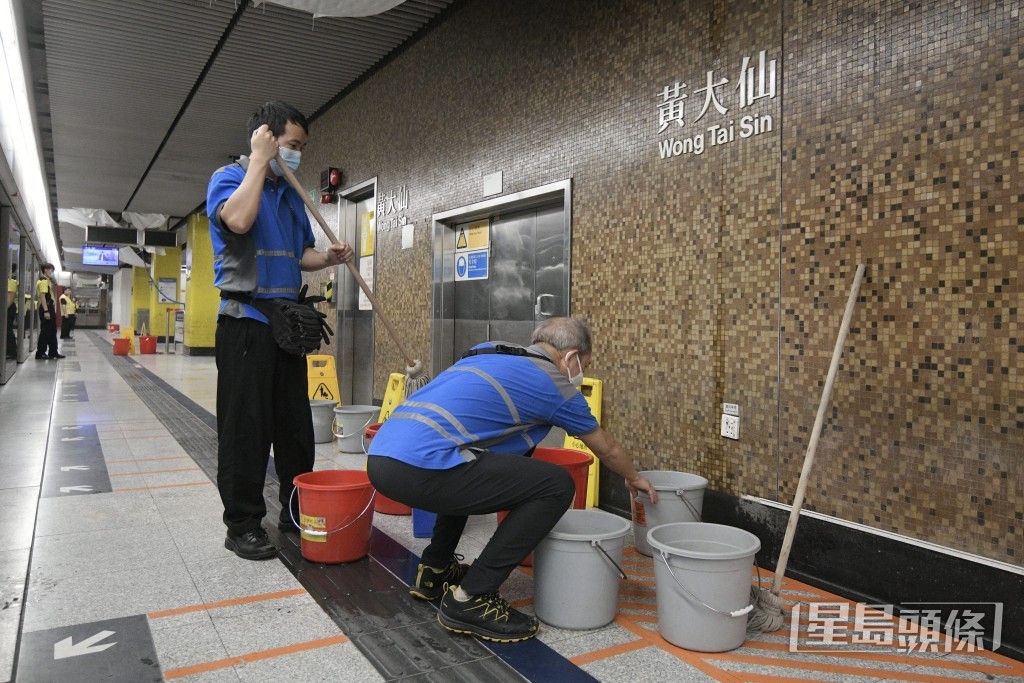 工人在進行清潔工作。陳浩元攝