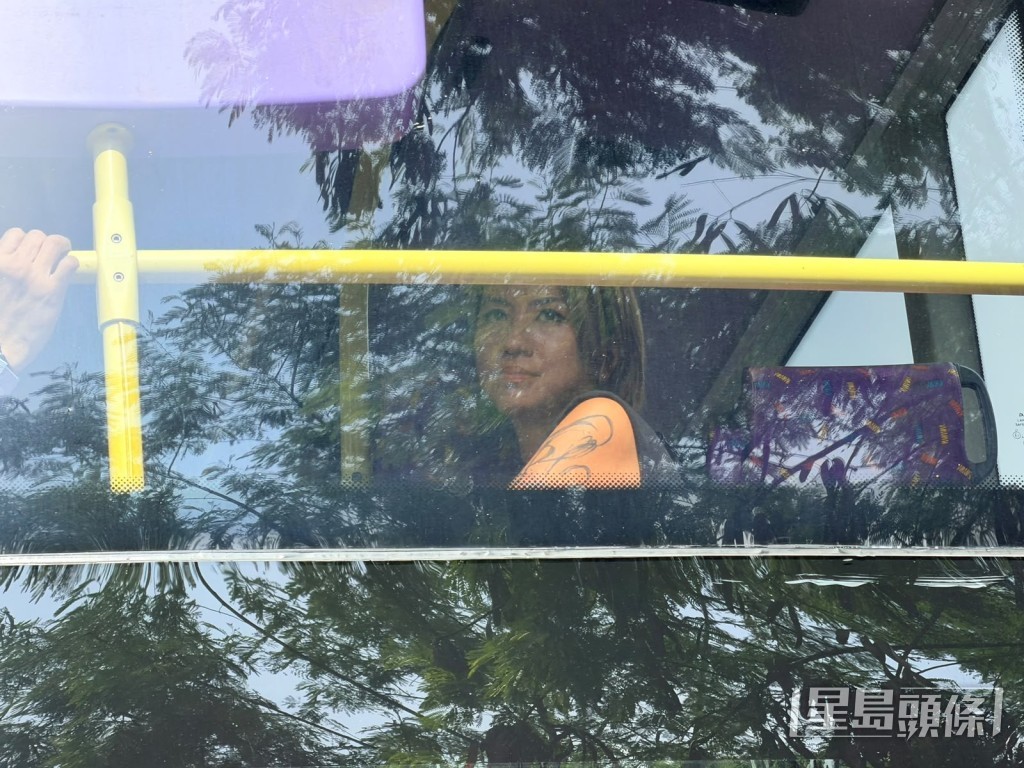 乘客在車廂待救。梁國峰攝 乘客在車廂待救。梁國峰攝