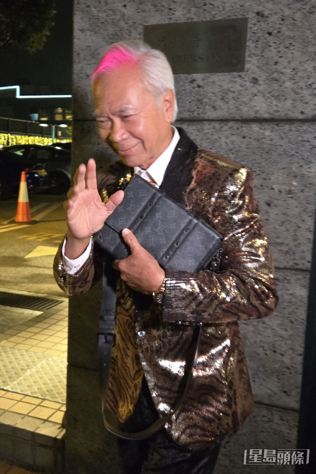 基哥於12月31日晚上10時10分揸私家車,一身閃爆戰衣到場,禮貌對記者揮手,強忍淚水。 基哥於12月31日晚上10時10分揸私家車,一身閃爆戰衣到場,禮貌對記者揮手,強忍淚水。