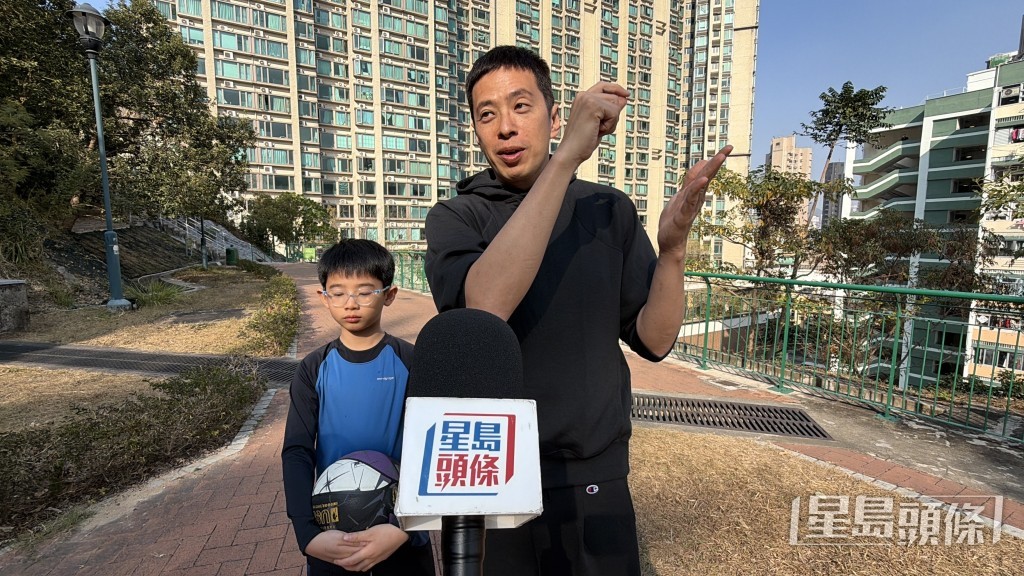 馮氏父子以往不時到來打波,馮父指近一年從沒見到有工人到來保養維修。梁國峰攝 馮氏父子以往不時到來打波,馮父指近一年從沒見到有工人到來保養維修。梁國峰攝