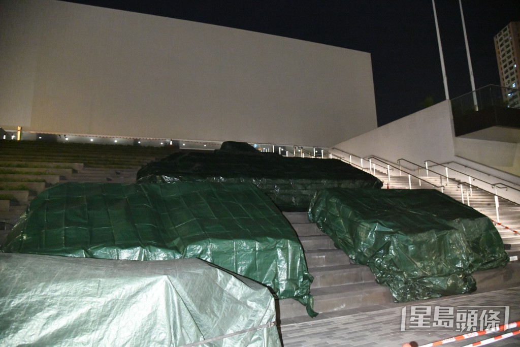 東九文化中心外的LED玫瑰花海被蓋上帆布。