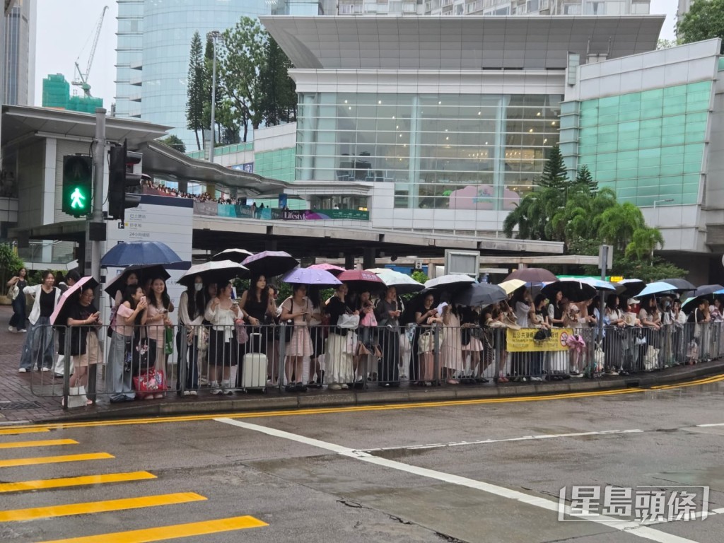 連對面行人路、天橋上及對面火車站上層商場也有粉絲。 連對面行人路、天橋上及對面火車站上層商場也有粉絲。