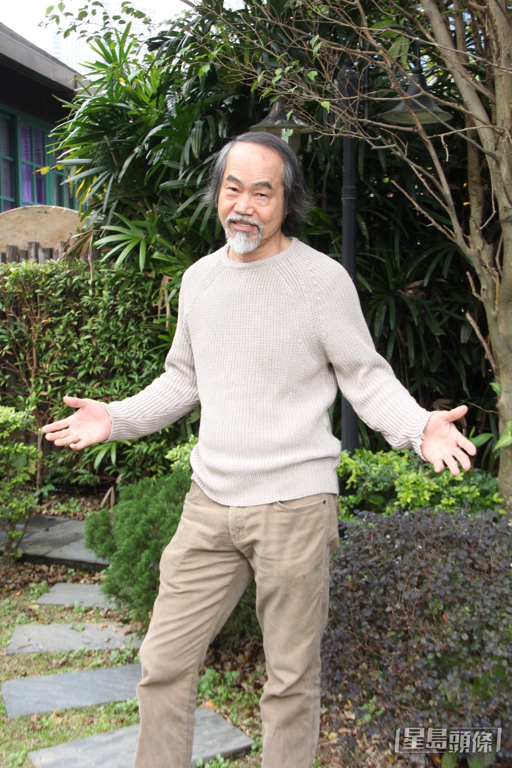 元華擺出招牌功夫手勢，勁有台型。
