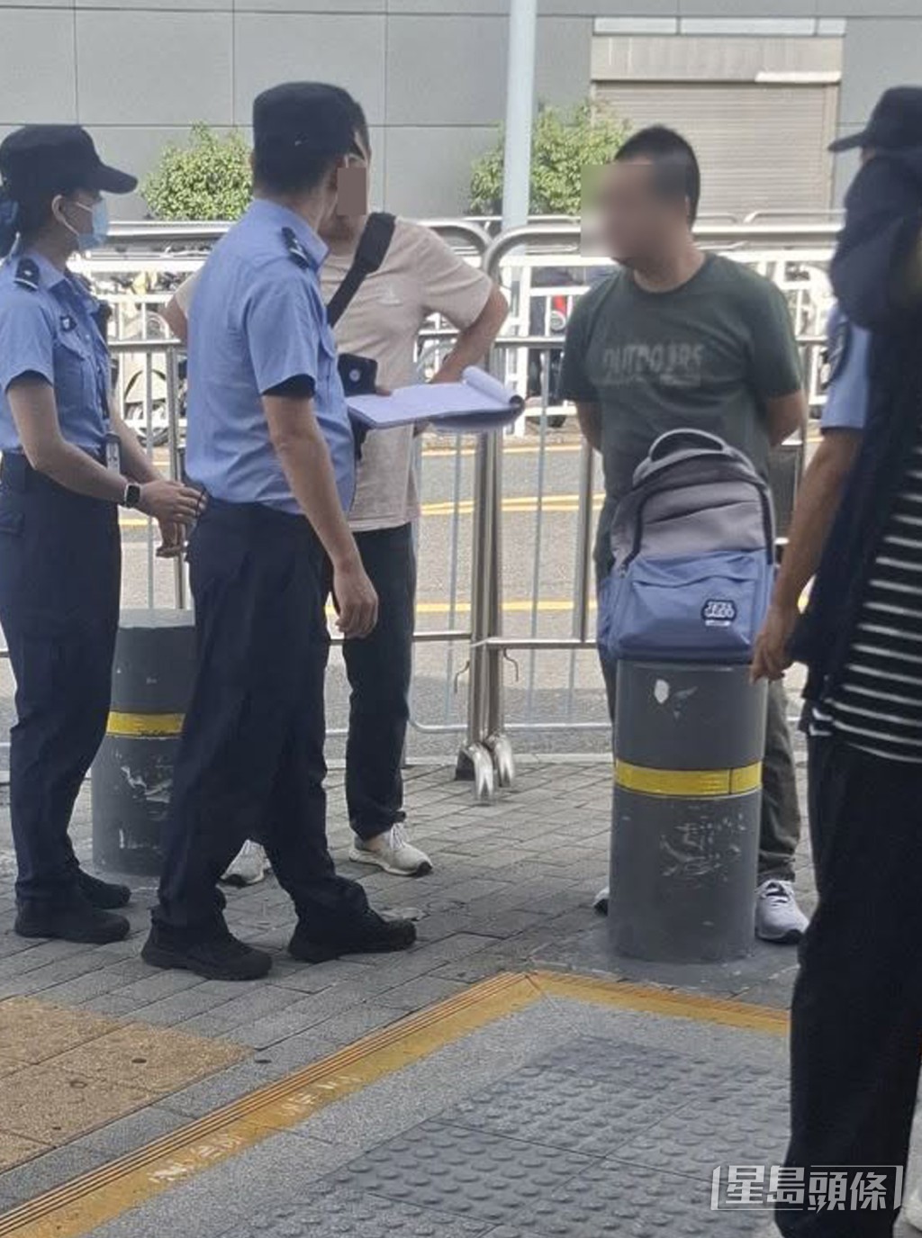 從樓主隨帖文上載的現場相片中可見,三名身穿整齊藍色短袖恤衫制服、頭戴深藍色鴨舌帽的深圳市控煙辦男女職員正執行職務。(帖文截圖) 從樓主隨帖文上載的現場相片中可見,三名身穿整齊藍色短袖恤衫制服、頭戴深藍色鴨舌帽的深圳市控煙辦男女職員正執行職務。(帖文截圖)