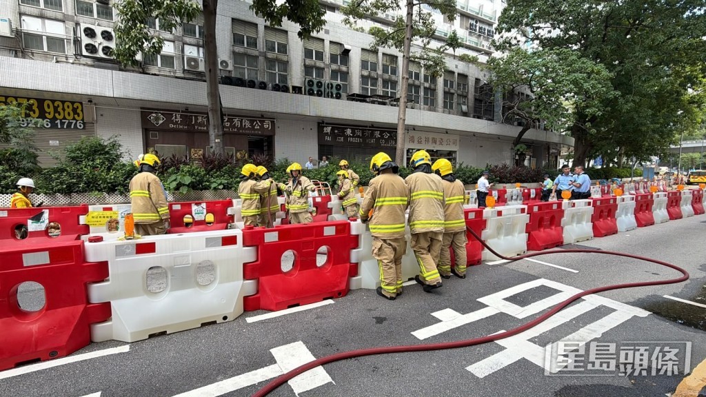 大批消防到場戒備。劉漢權攝