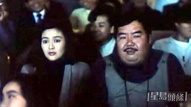 1989年《瀟洒先生》由Kent哥執導,跟關之琳有唔少對手戲。 1989年《瀟洒先生》由Kent哥執導,跟關之琳有唔少對手戲。