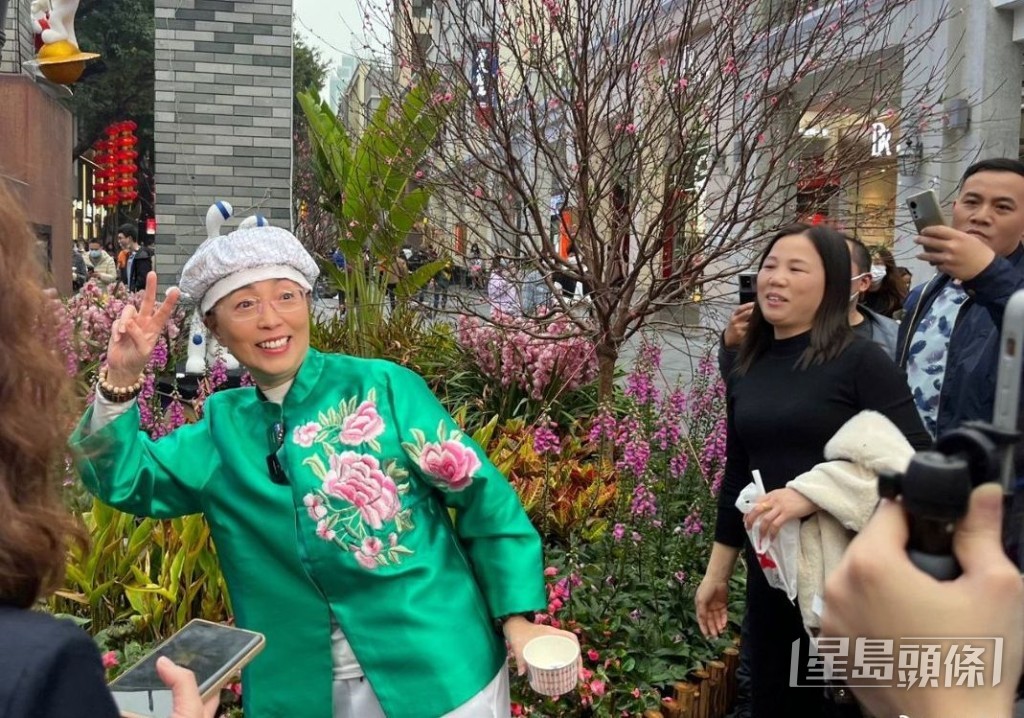 近年苑仔將工作重心移至內地。 近年苑仔將工作重心移至內地。