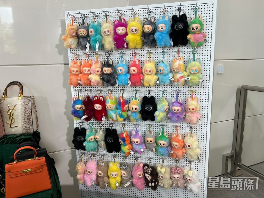 海關檢獲一批冒牌Labubu玩具。 海關檢獲一批冒牌Labubu玩具。