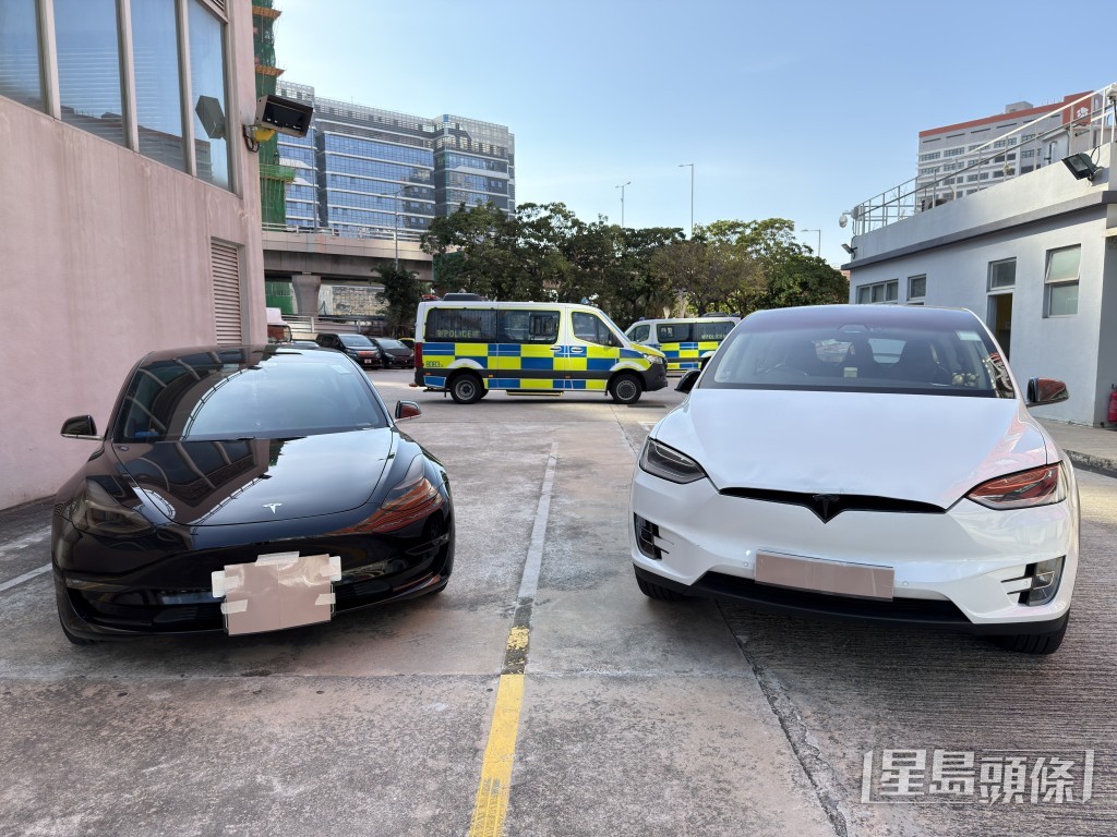 被截的兩部白牌車。梁國峰攝 被截的兩部白牌車。梁國峰攝
