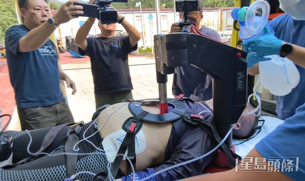 事主要靠儀器協助呼吸。 事主要靠儀器協助呼吸。