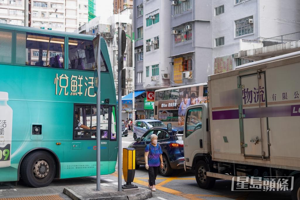 裕民坊公共運輸交匯處出入口處,有市民冒險走出馬路。 裕民坊公共運輸交匯處出入口處,有市民冒險走出馬路。