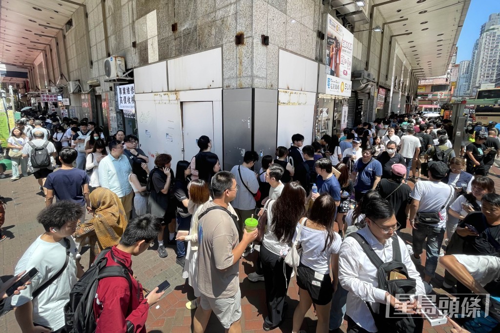 iPhone 18 系列正式開賣,除了Apple Store 門外「放機」,大批炒家會趕至旺角先達廣場,希望「賣個靚價」。 iPhone 18 系列正式開賣,除了Apple Store 門外「放機」,大批炒家會趕至旺角先達廣場,希望「賣個靚價」。