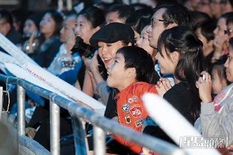 任賢齊2015年舉行男人幫演唱會，太太Tina與子女齊去捧場。（資料圖片）
