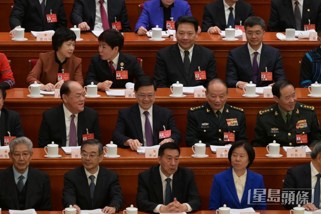 澳门特区行政长官贺一诚今年继续与李家超坐在一起，二人都聊天。苏正谦摄