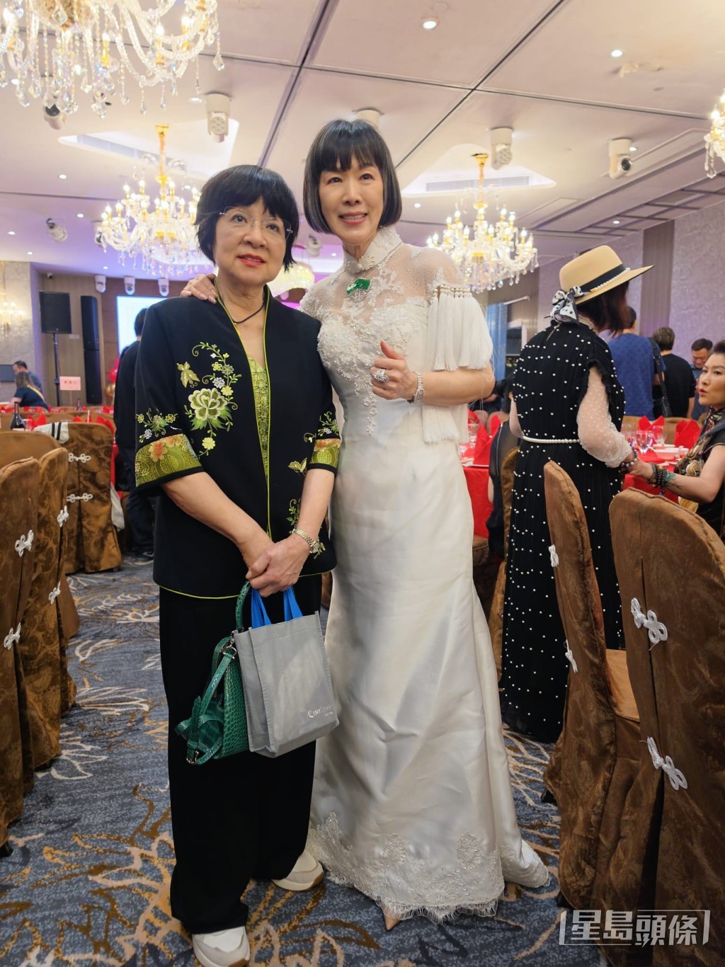 古天樂母親(左)及壽星女蘇淑萍合照。