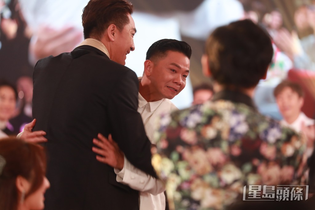 林子善奪得最佳男配角後，上台領獎前獲得多位兄弟祝福，馬國明同佢攬攬送祝福。