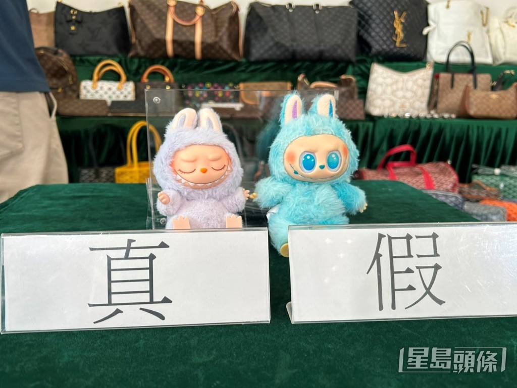 海關展示真假Labubu玩具的差異。 海關展示真假Labubu玩具的差異。