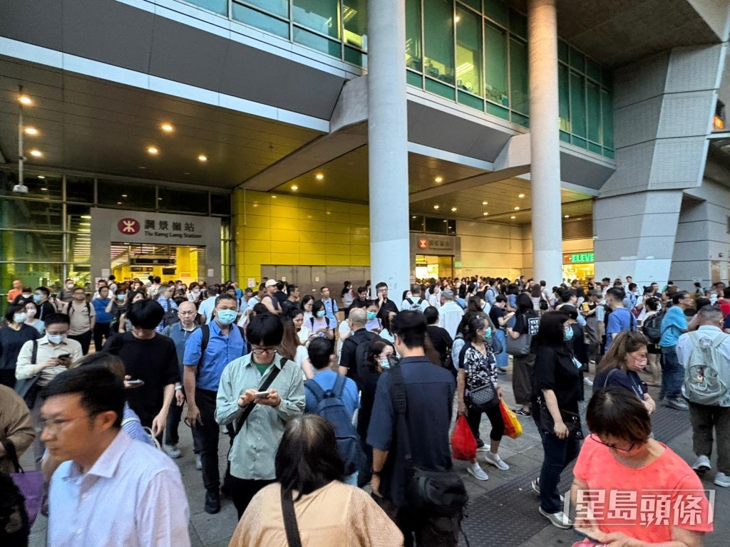 調景嶺站外目測最少有逾300人。黃子龍攝 調景嶺站外目測最少有逾300人。黃子龍攝