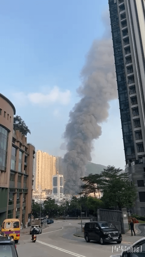 濃濃黑煙升到半空。讀者提供